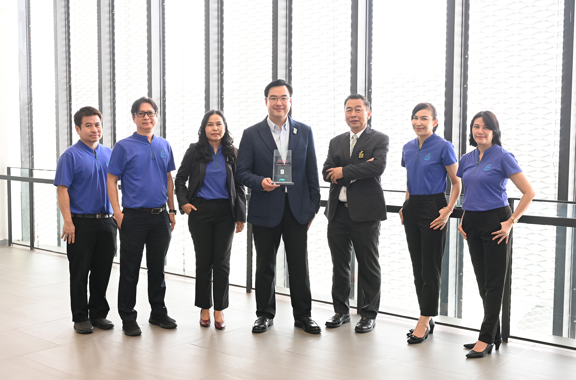 SME D Bank คว้ารางวัลแบงก์รัฐพัฒนาการสูงสุดปี 65 ผลประเมินการเงินที่เป็นธรรม ขับเคลื่อนองค์กรด้วย ESG คำนึงถึงผู้มีส่วนได้ส่วนเสีย เดินหน้าสู่ ‘ธนาคารที่ยั่งยืน’