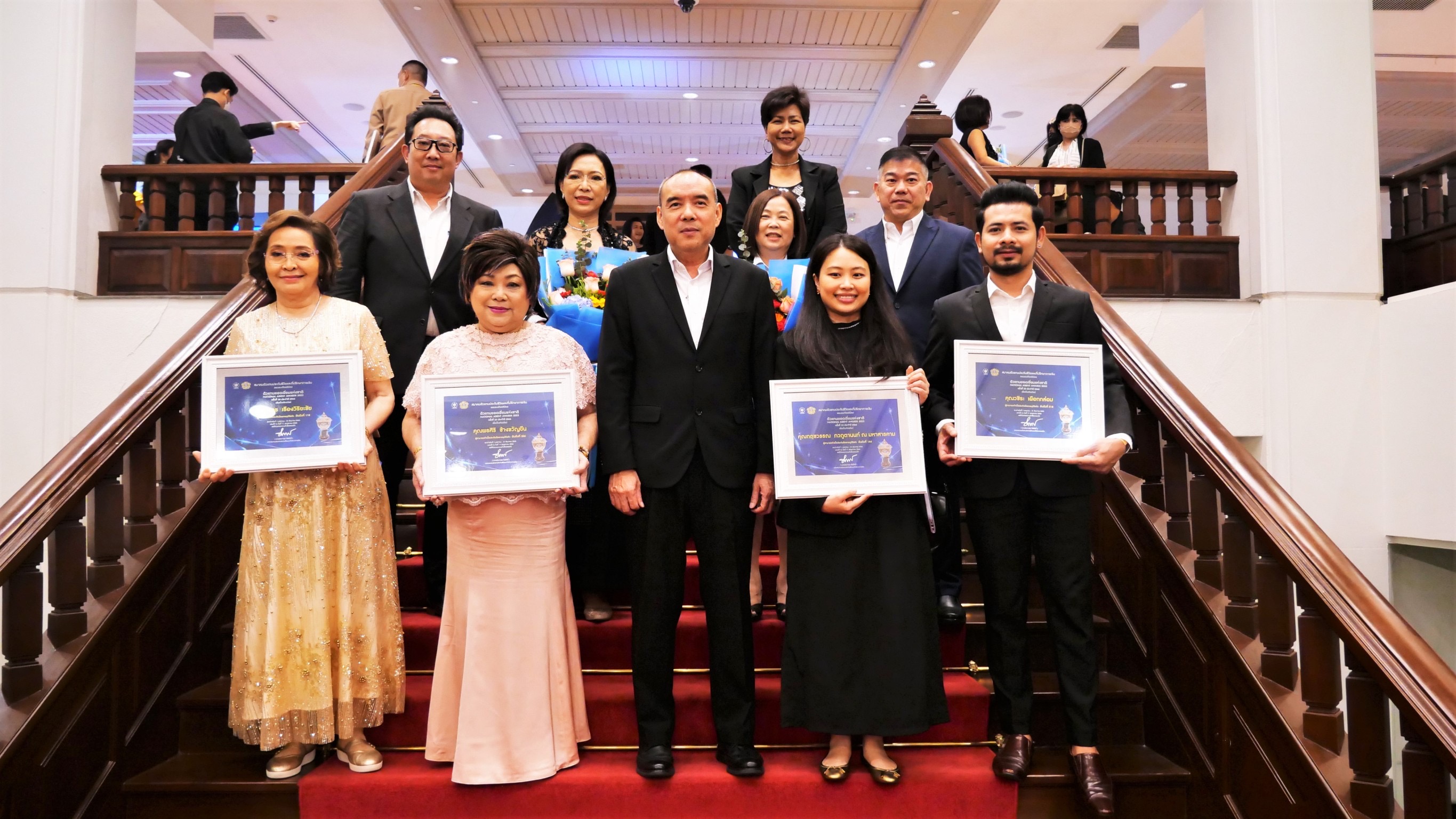 กรุงเทพประกันชีวิต ร่วมแสดงความยินดีกับตัวแทนประกันชีวิตและที่ปรึกษาทางการเงิน ที่ได้รับรางวัล “คุณวุฒิตัวแทนยอดเยี่ยมแห่งชาติ” ครั้งที่ 23 ประจำปี 2566 (NAA 2023)