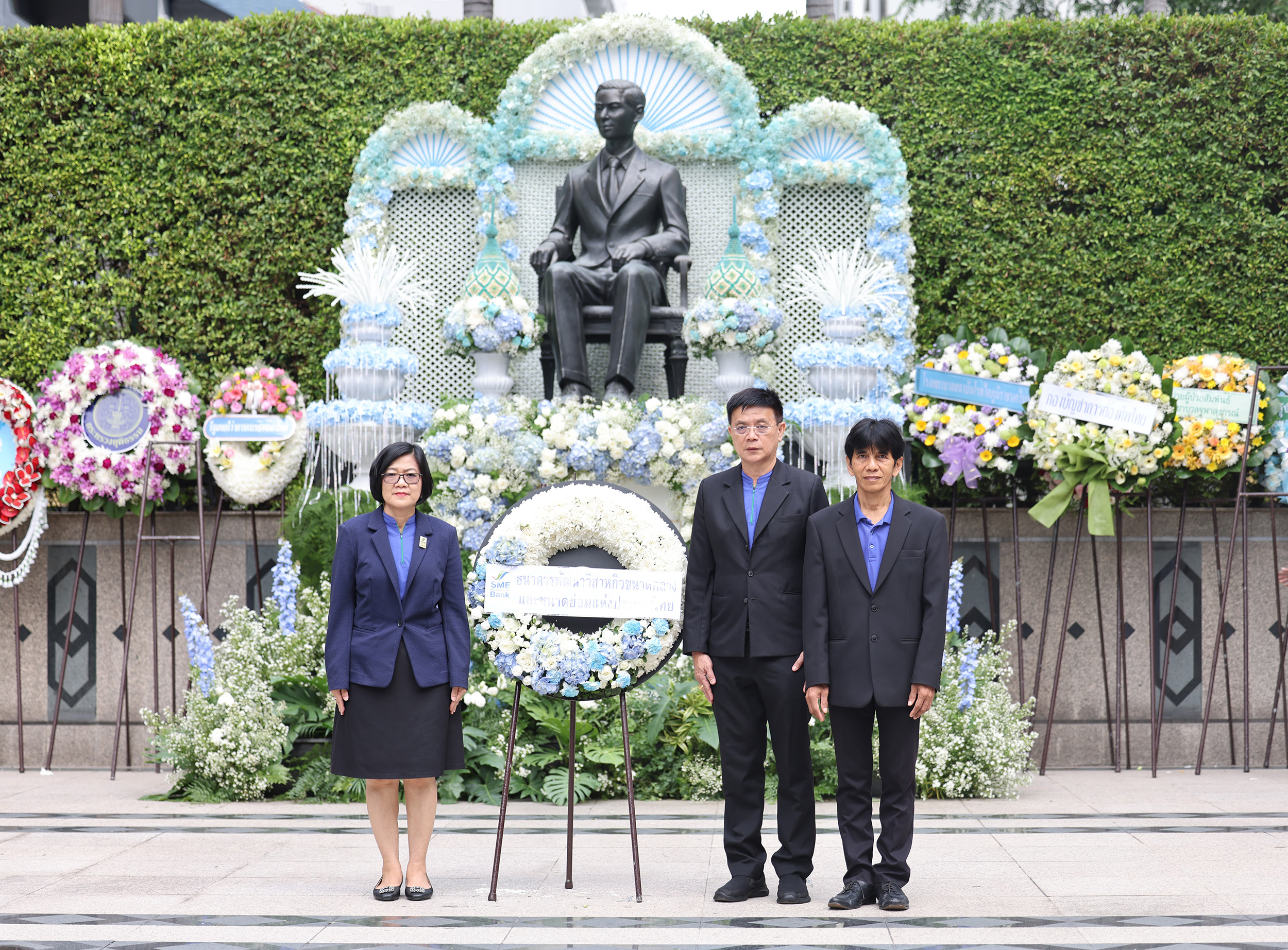 ธพว.เข้าร่วมพิธีวางพวงมาลาถวายสักการะ พระบรมราชานุสาวรีย์ รัชกาลที่ ๘ เนื่องในวันอานันทมหิดล ประจำปี ๒๕๖๖