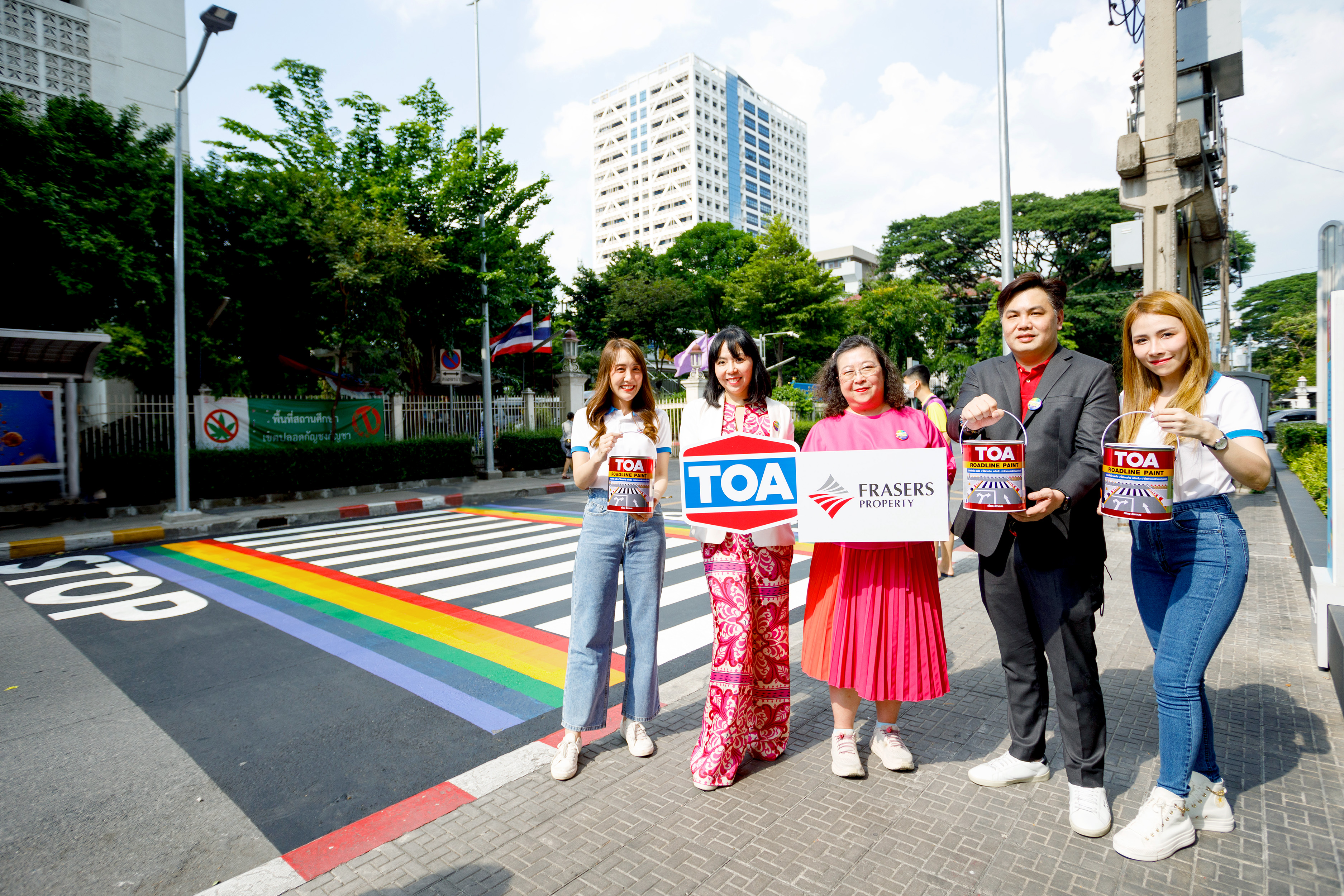 TOA ร่วมฉลอง Pride Month ด้วยสีสันแห่งความหลากหลาย เนรมิตทางม้าลายสีรุ้ง เชื่อมต่อทุกพื้นที่ @สามย่านมิตรทาวน์