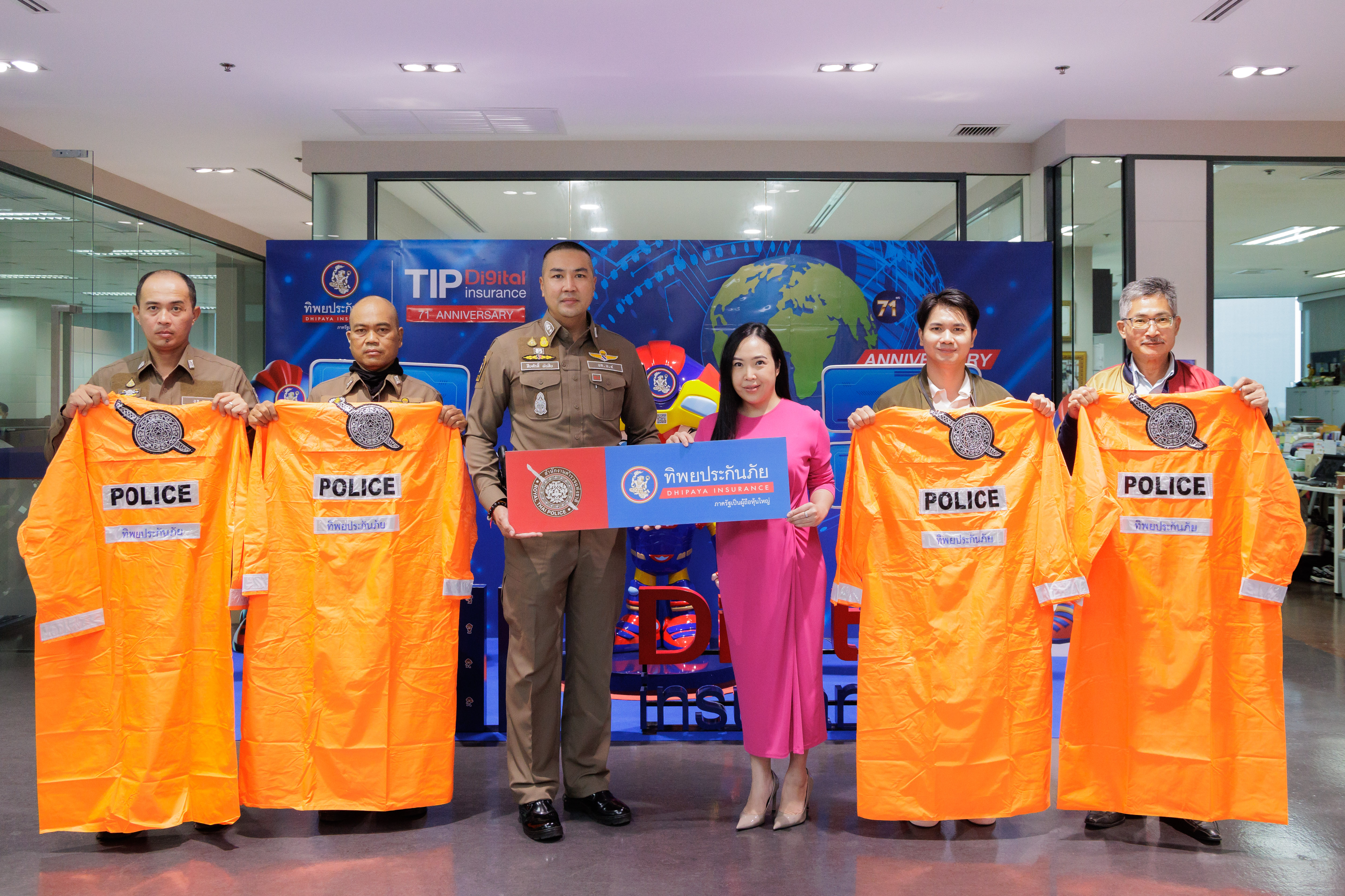 ทิพยประกันภัย มอบเสื้อกันฝนและเสื้อกั๊กสะท้อนแสง สน.วังทองหลาง