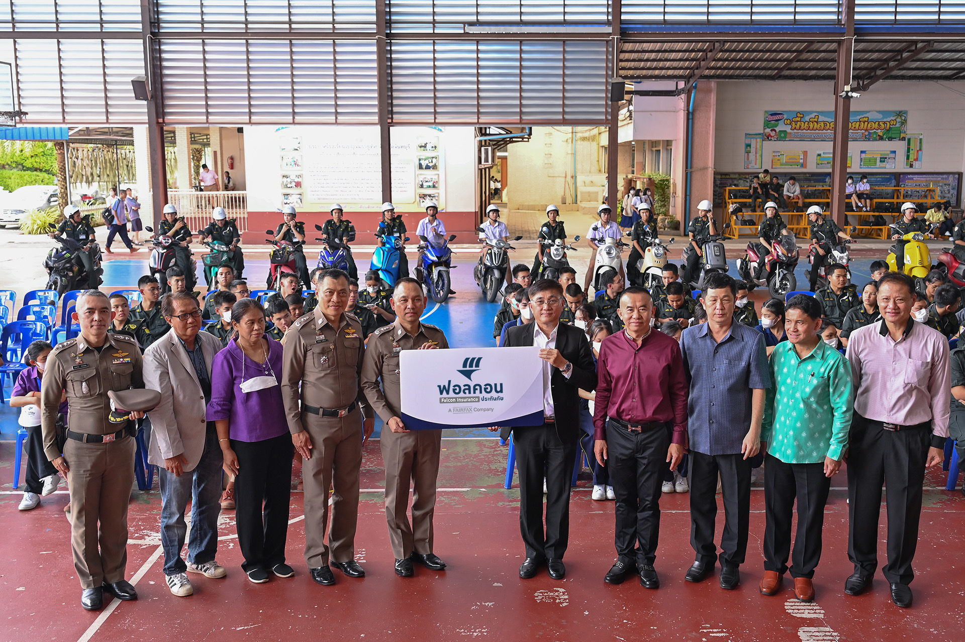 ฟอลคอนประกันภัย มอบหมวกนิรภัยในแก่โรงเรียนในจังหวัดจันทบุรี พร้อมร่วมรณรงค์การขับขี่ปลอดภัยบนท้องถนน