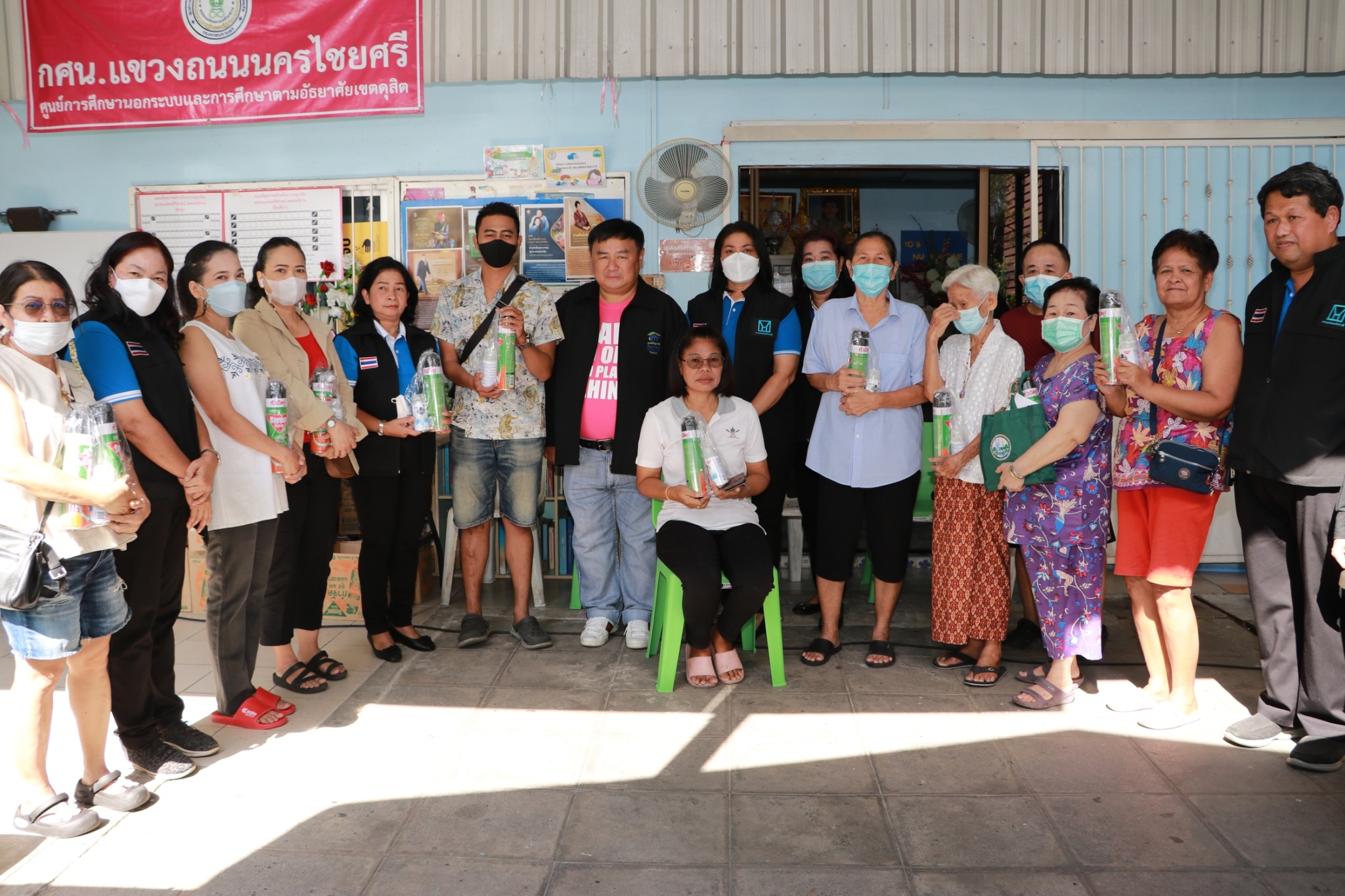 การเคหะแห่งชาติและมูลนิธิที่อยู่อาศัย ประเทศไทย ร่วมกันส่งมอบผลิตภัณฑ์สุขอนามัย ให้กับผู้อยู่อาศัยในโครงการอาคารสงค์เคราะห์ยมราช (สิริสาสน์)