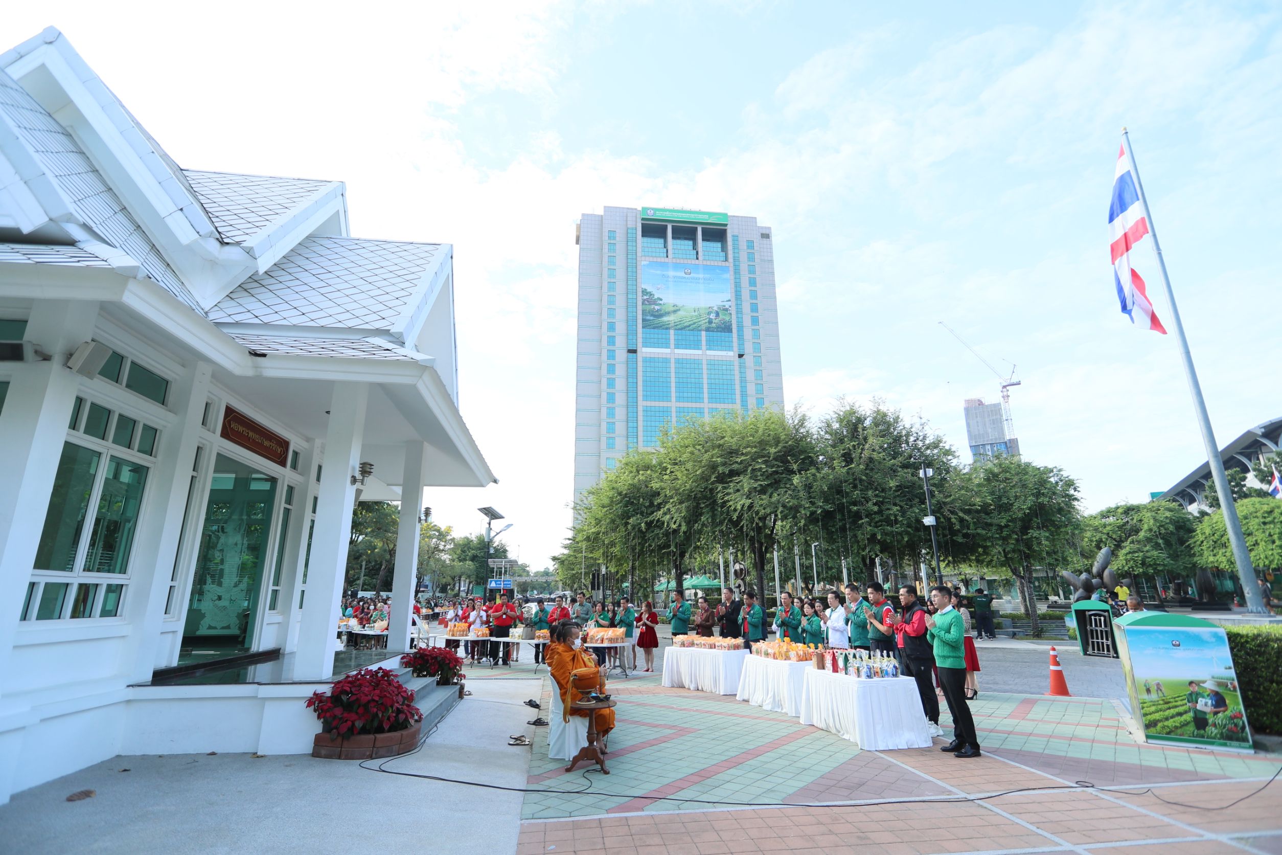 ธ.ก.ส. จัดกิจกรรมทำบุญตักบาตร เนื่องในเทศกาลส่งท้ายปีเก่าต้อนรับปีใหม่ 2567