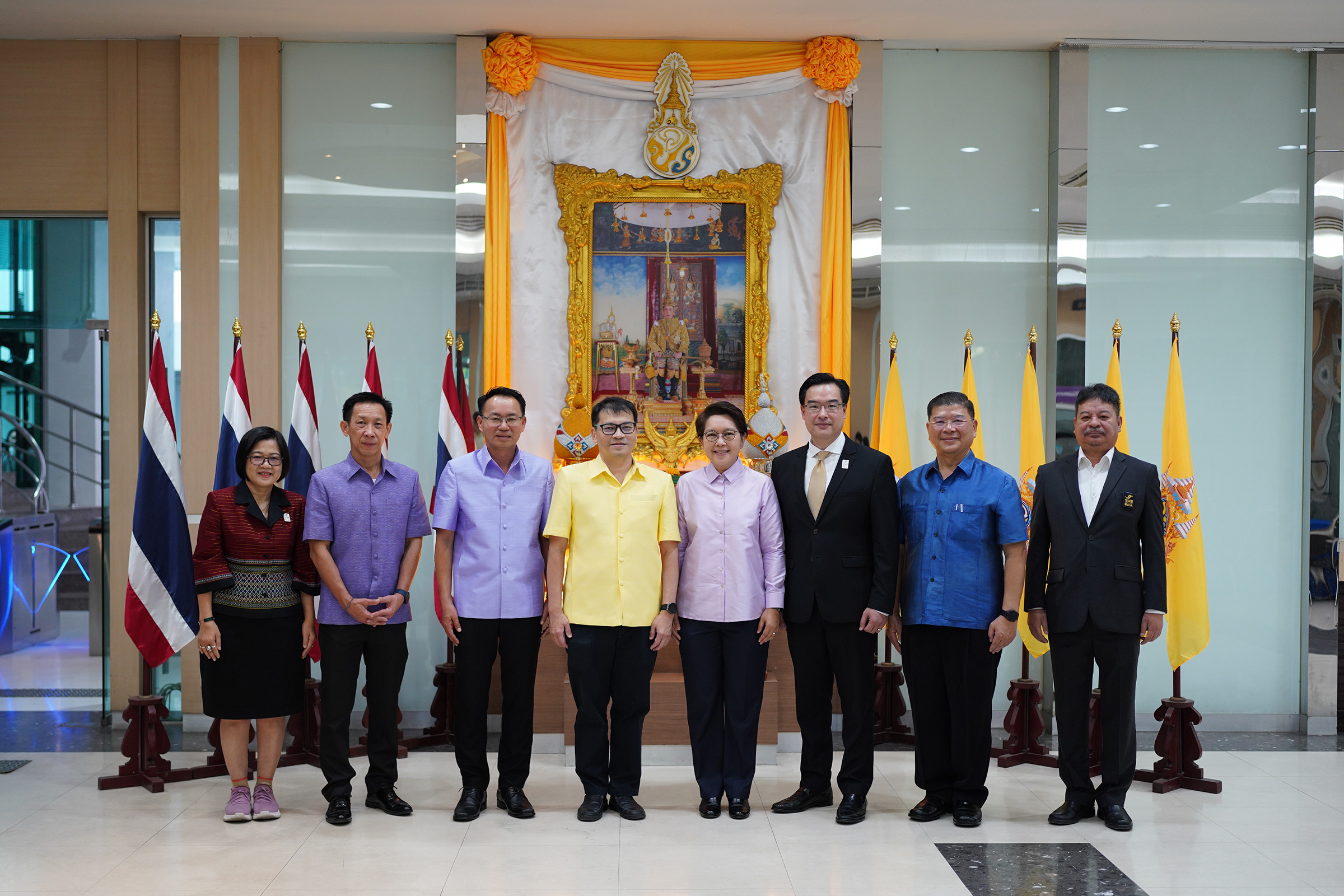 ธพว. ร่วมพิธีทำบุญตักบาตร กระทรวงอุตสาหกรรม พร้อมสวัสดีปีใหม่ 2567 รมว.อุตสาหกรรม