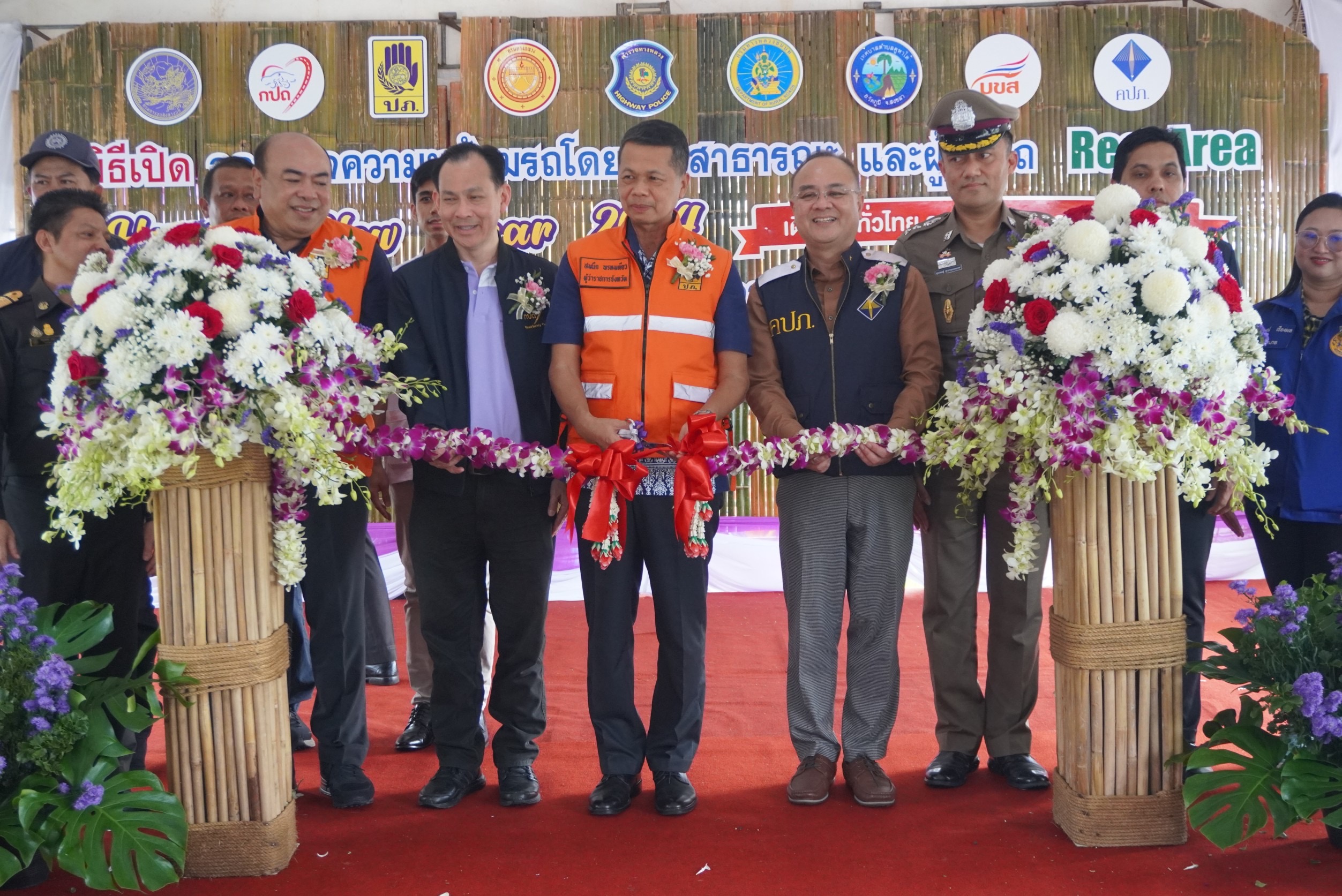 เลขาธิการ คปภ. ลงพื้นที่ร่วมเปิดจุดบริการประชาชน พร้อมให้กำลังใจเจ้าหน้าที่ผู้ปฏิบัติงาน เพื่อป้องกันและลดอุบัติเหตุทางถนนช่วงเทศกาลปีใหม่ พ.ศ. 2567 ณ จังหวัดสงขลา และจังหวัดพิษณุโลก