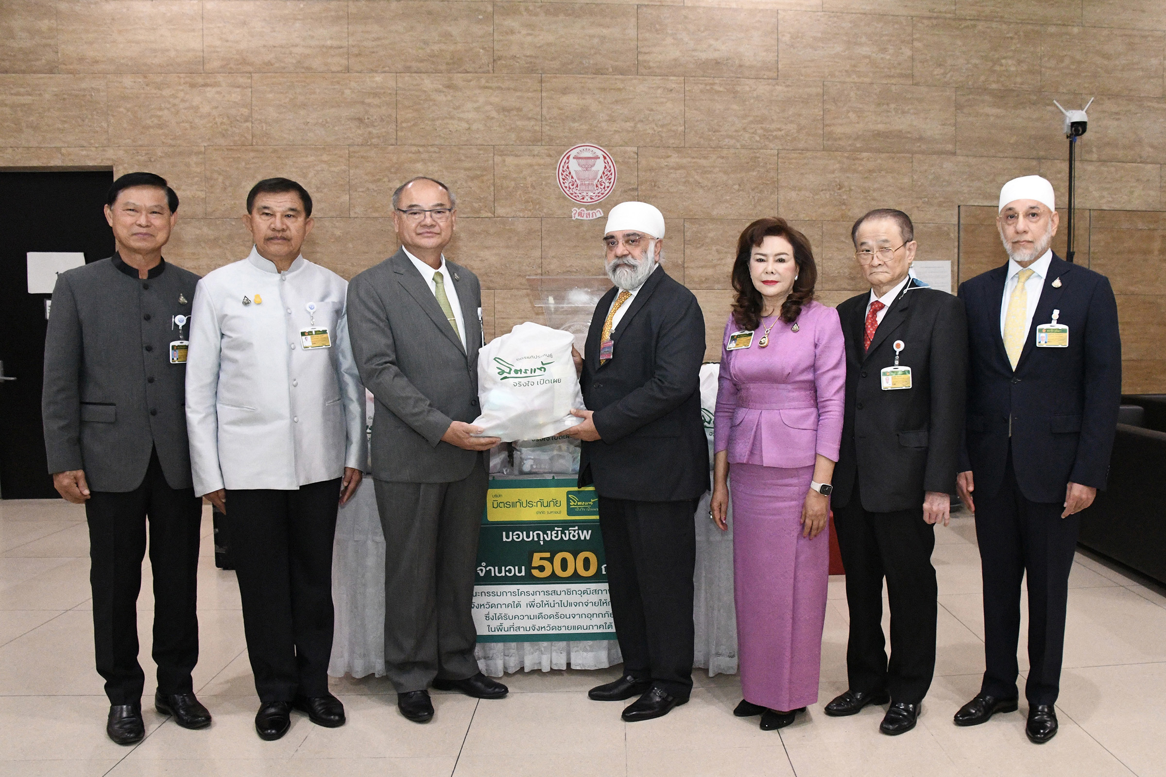 มิตรแท้ฯ ร่วมโครงการ สว. พบ ปชช. มอบถุงยังชีพ 500 ชุด ช่วยอุทกภัยใต้