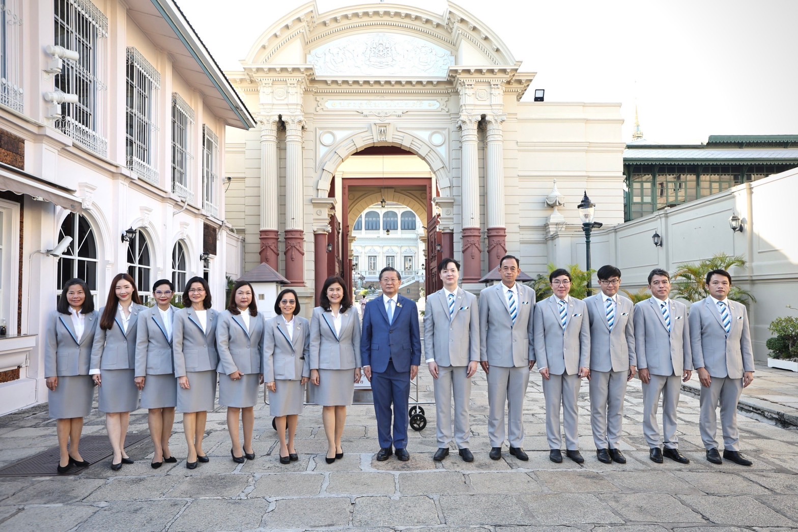 กรุงไทย ถวายแจกันดอกไม้ และลงนามถวายพระพร เนื่องในวันขึ้นปีใหม่ 2567