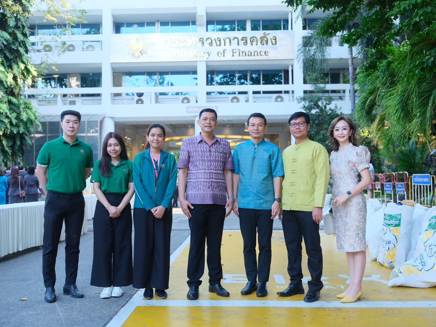 ธ.ก.ส. ร่วมกิจกรรมทำบุญตักบาตร เนื่องในโอกาสต้อนรับปีใหม่ 2567 ณ กระทรวงการคลัง