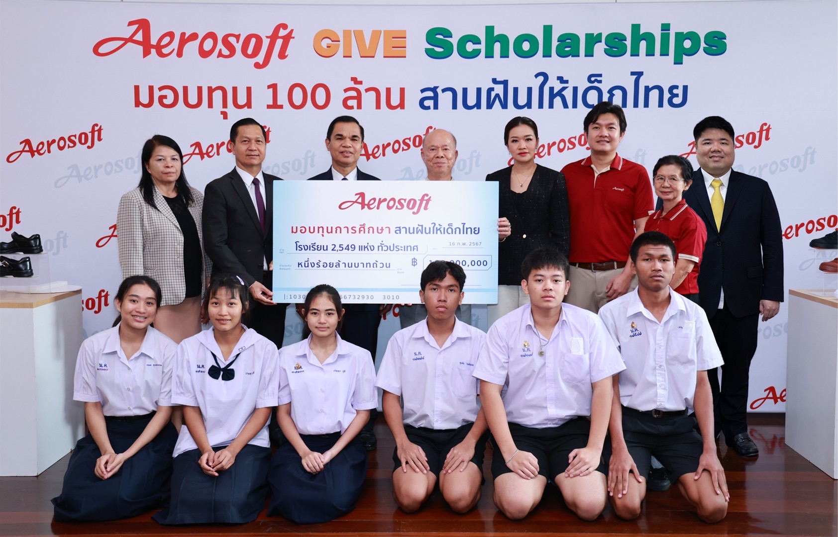 ‘ซัมมิทฟุตแวร์’ ผู้ผลิตและจัดจำหน่ายรองเท้าแบรนด์ ‘แอโร่ซอฟ’เดินหน้าสานฝันแบ่งปันด้านการศึกษาให้เด็กไทย มอบทุนการศึกษาและอุปกรณ์กีฬาในโครงการ “Aerosoft Give Scholarships มอบทุน 100 ล้าน สานฝันให้เด็กไทย” ให้กับนักเรียนและโรงเรียนทั่วประเทศมูลค่ารวมกว่า 100 ล้านบาท