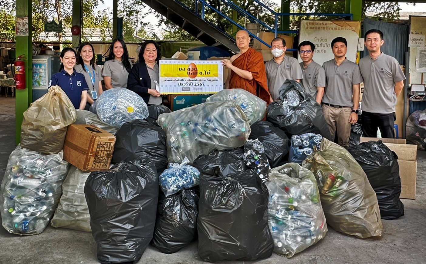 ชาญอิสสระ รณรงค์ลดปริมาณขยะ มอบขวดพลาสติกให้วัดจากแดง ผลิตผ้าไตรจีวรสำหรับพระสงฆ์