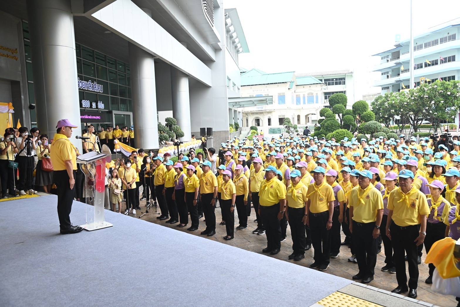 การเคหะแห่งชาติร่วมขบวน “คาราวานจิตอาสาพระราชทาน กระทรวง พม.” พร้อมมอบถุงยังชีพให้กลุ่มเปราะบางในพื้นที่กรุงเทพฯ เพื่อเฉลิมพระเกียรติ 72 พรรษา พระบาทสมเด็จพระเจ้าอยู่หัว
