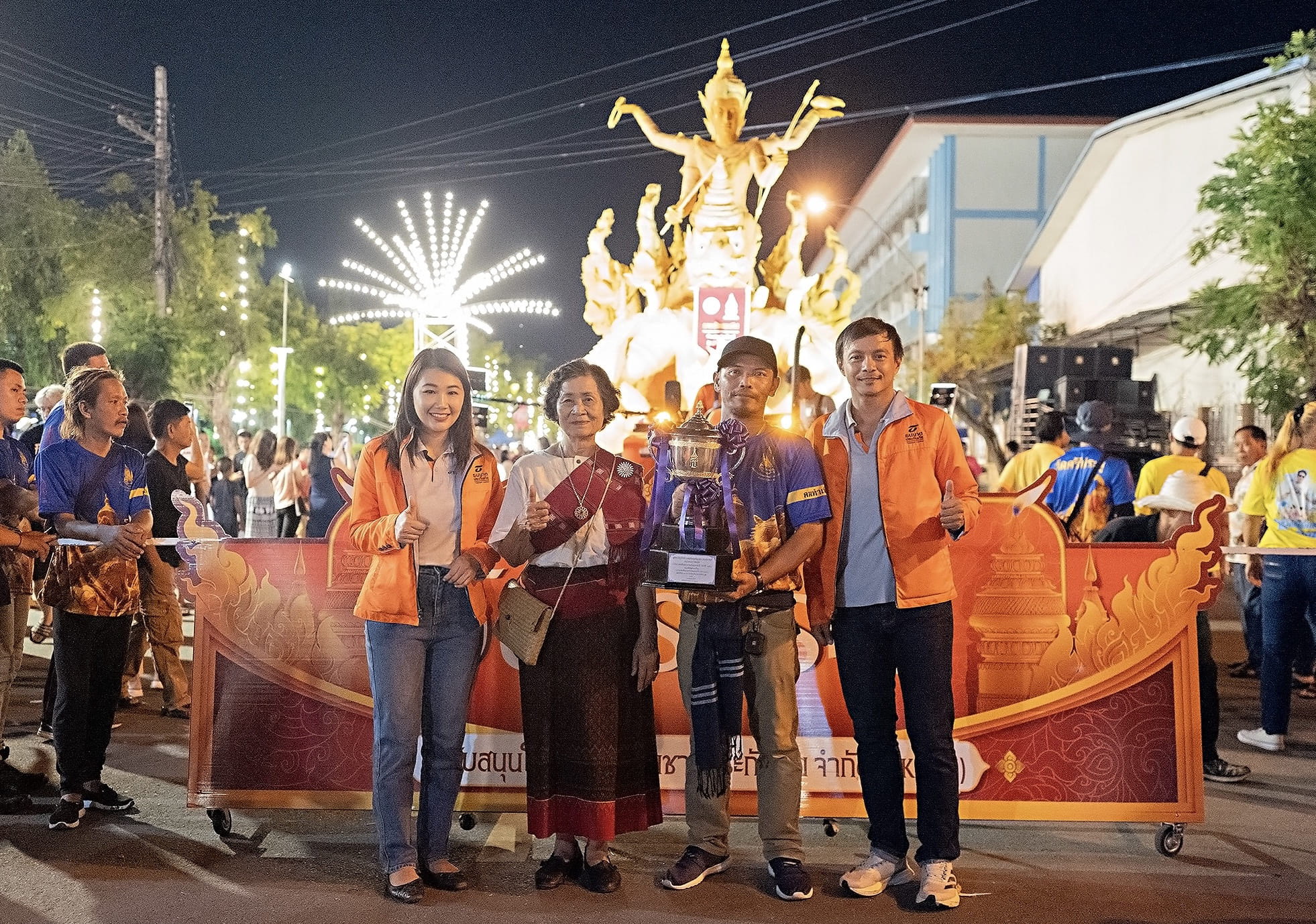 ธนชาตประกันภัย ร่วมยินดี “มหาพญาเทียน” วัดศรีประดู่ คว้ารางวัลชนะเลิศ งานประเพณีแห่เทียนพรรษา จ.อุบลราชธานี ประจำปี 2567