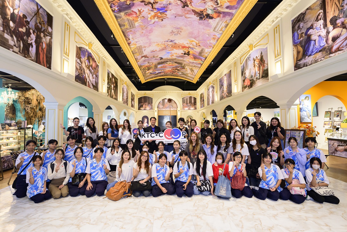 เคทีซีจัดกิจกรรม “พี่ KTC Coop ส่งภาษามือจูงน้องเรียนรู้มรดกเหนือกาลเวลาของ ดาวินชี อะไลฟ์” ให้กับน้องพิการทางการได้ยิน รร.เศรษฐเสถียร