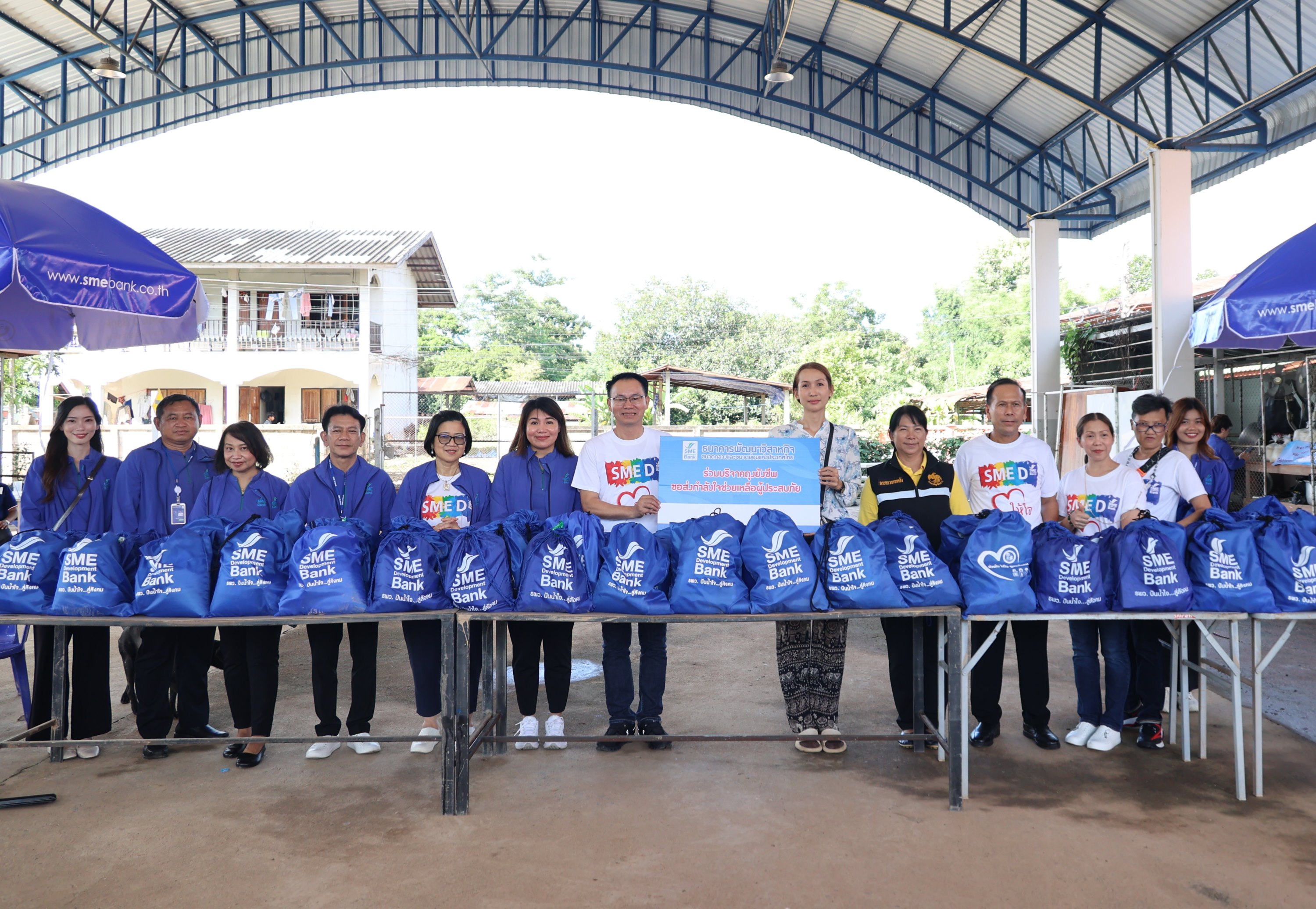 SME D Bank ลงพื้นที่ช่วยต่อเนื่อง รวมใจส่งมอบ “ถุงยังชีพ” บรรเทาความเดือดร้อนประชาชนผู้ประสบอุทกภัยพื้นที่ภาคเหนือ