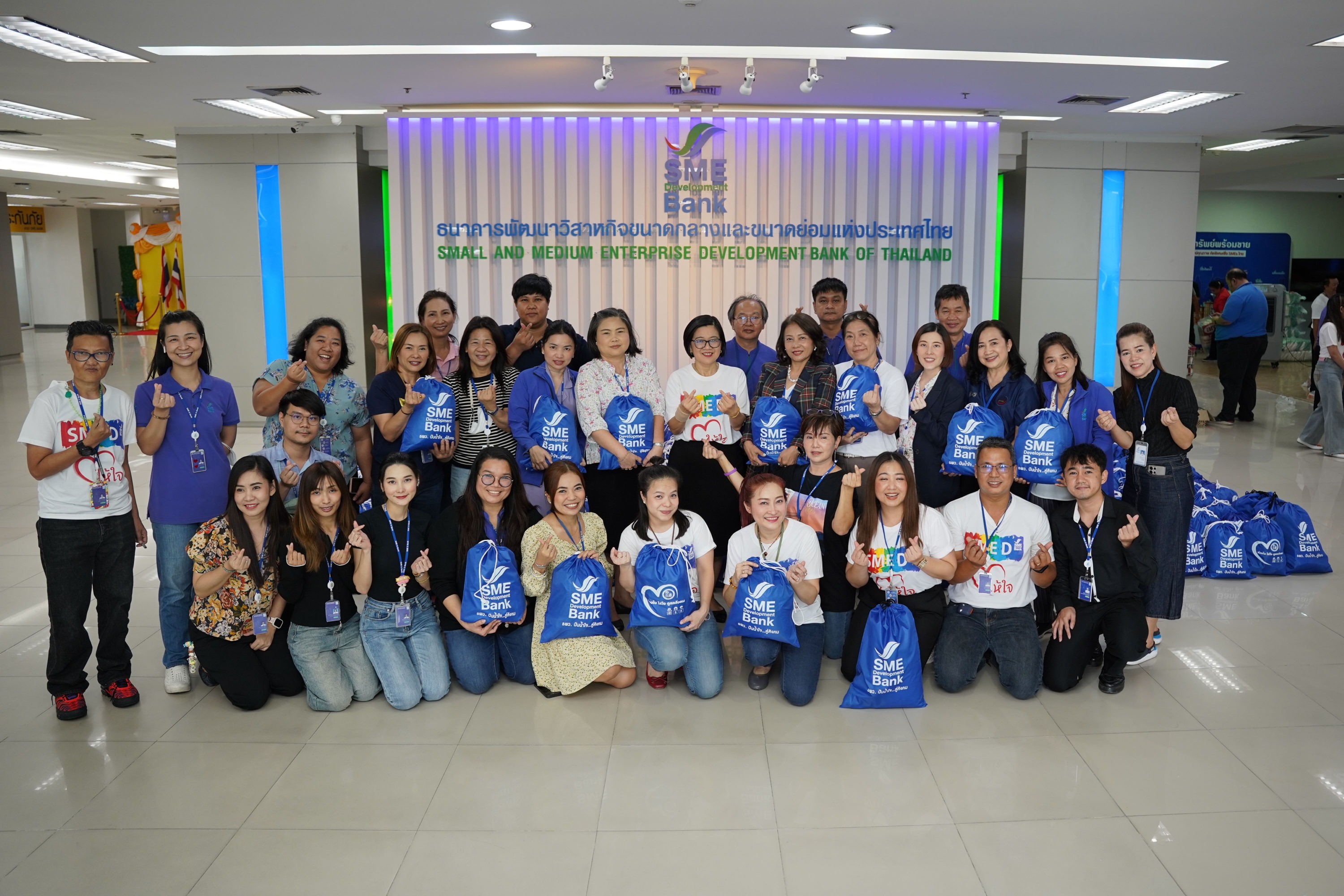 SME D Bank ส่งความปรารถนาดีจากหัวใจ ร่วมบรรจุ “ถุงยังชีพ” นำไปมอบช่วยเหลือผู้ประสบอุทกภัย จ.เชียงราย