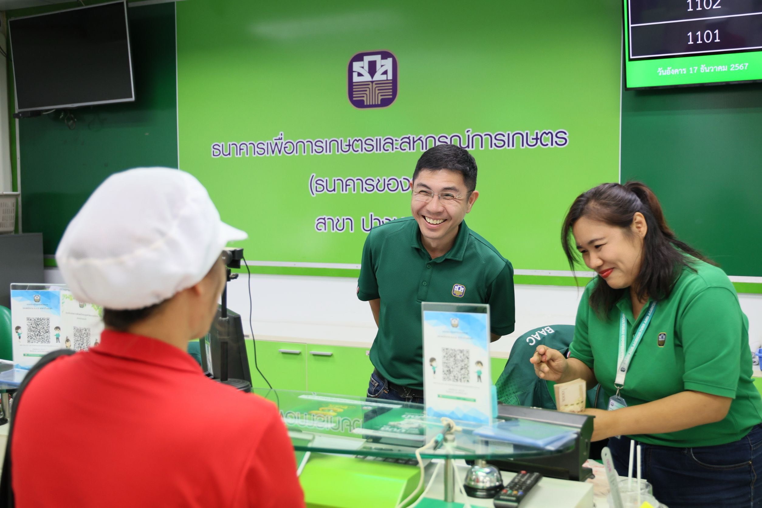 ผู้จัดการ ธ.ก.ส. ลงพื้นที่ติดตามการโอนเงินโครงการไร่ละพัน3 วันแรกโอนไปแล้ว 47 จังหวัด ถึงมือเกษตรกร 2.63 ล้านราย มากกว่า 2 หมื่นล้านบาท