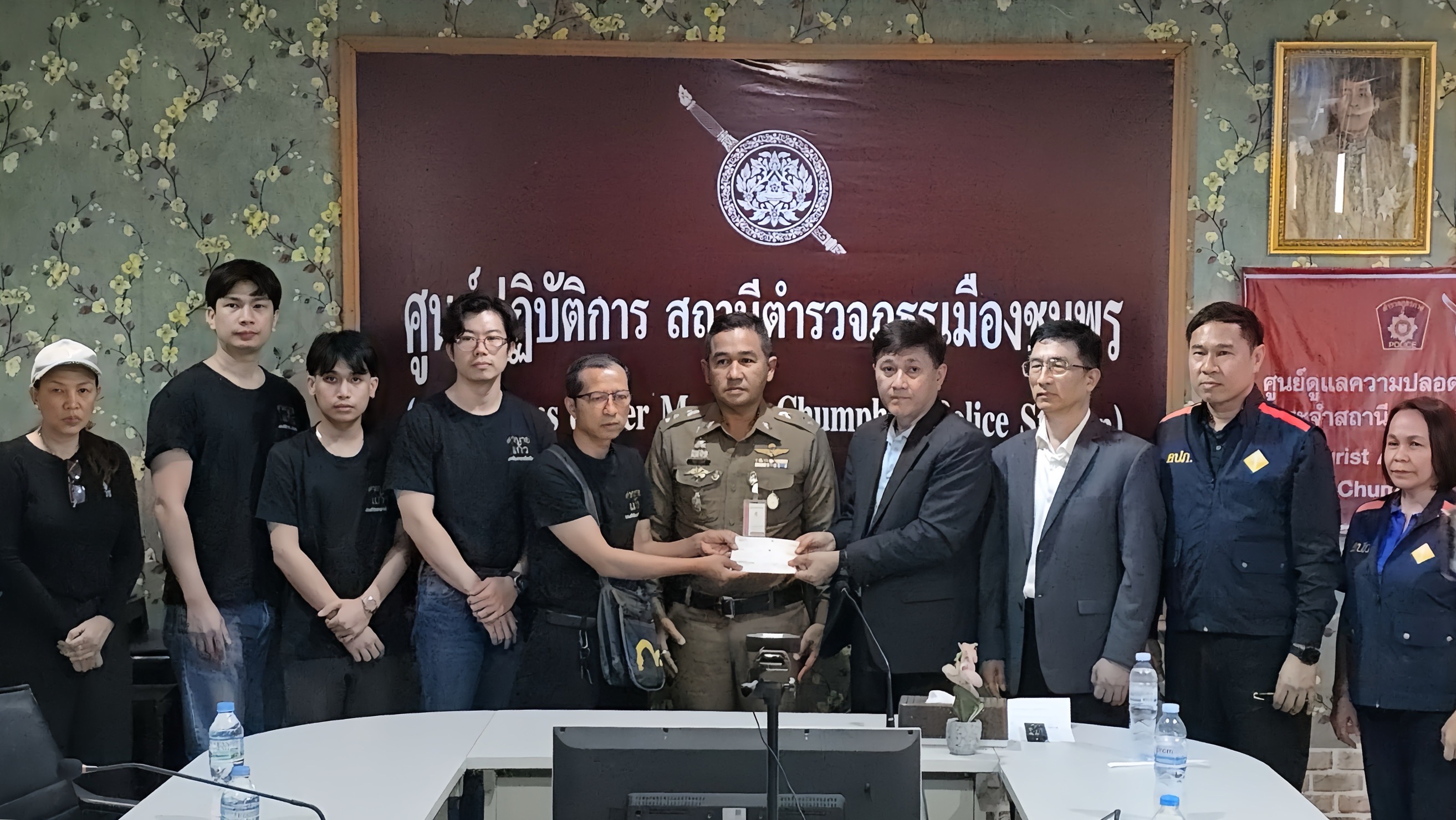 ฟอลคอนประกันภัยรุดจ่ายเงินสินไหม 4.5 ล้านบาท เยียวยาครอบครัวผู้สูญเสียจากอุบัติเหตุรถยนต์ BMW ชนท้ายรถจักรยานยนต์ Honda ที่ จ.ชุมพร มั่นใจดูแลทุกฝ่ายอย่างเป็นธรรมตามเงื่อนไขกรมธรรม์