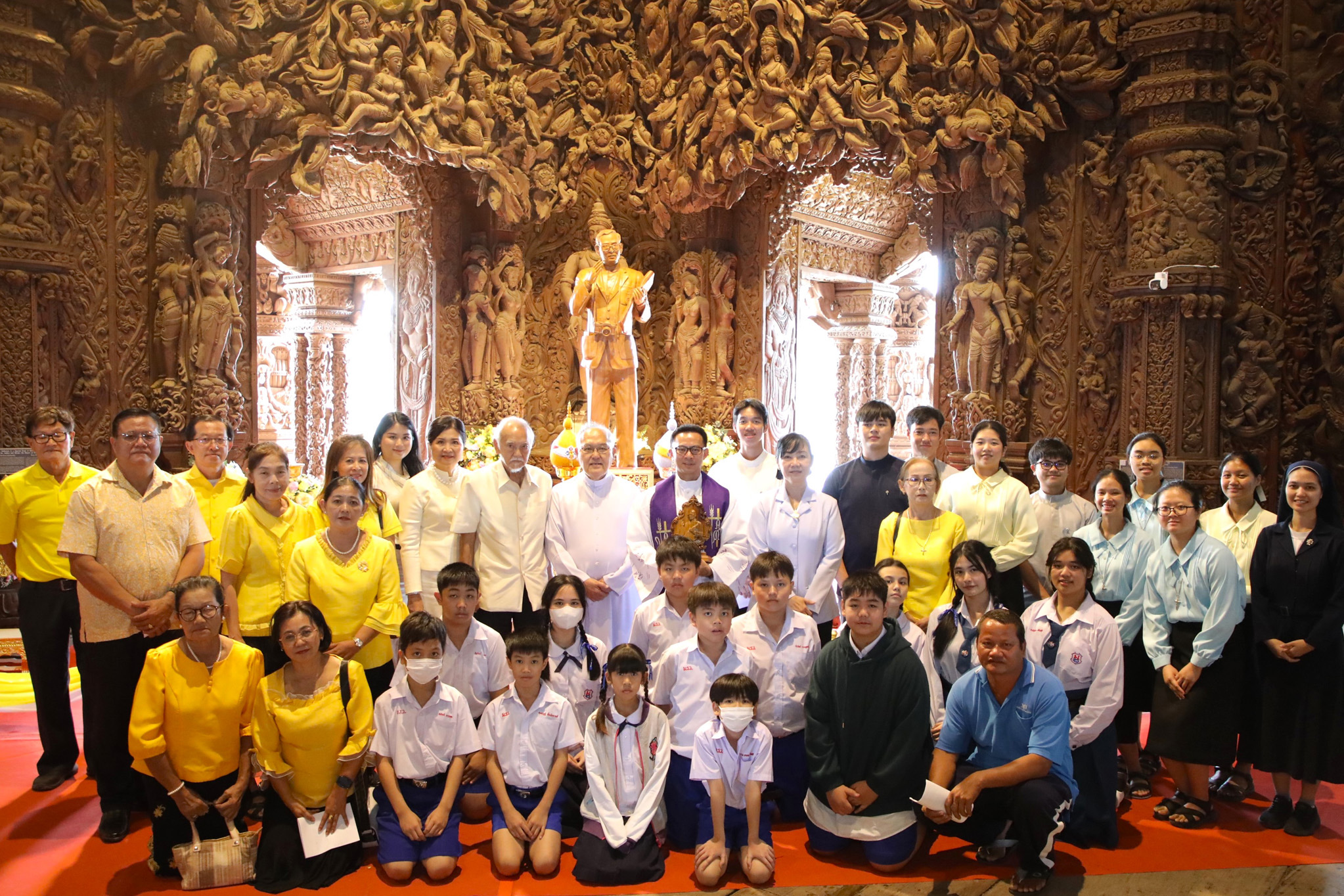 วิริยะประกันภัย ร่วมพิธีมหามงคล 5 ศาสนา ปราสาทสัจธรรม พัทยา นำพสกนิกรทั่วหล้า ทำบุญถวายพระราชกุศลแด่ในหลวง ร. 9 