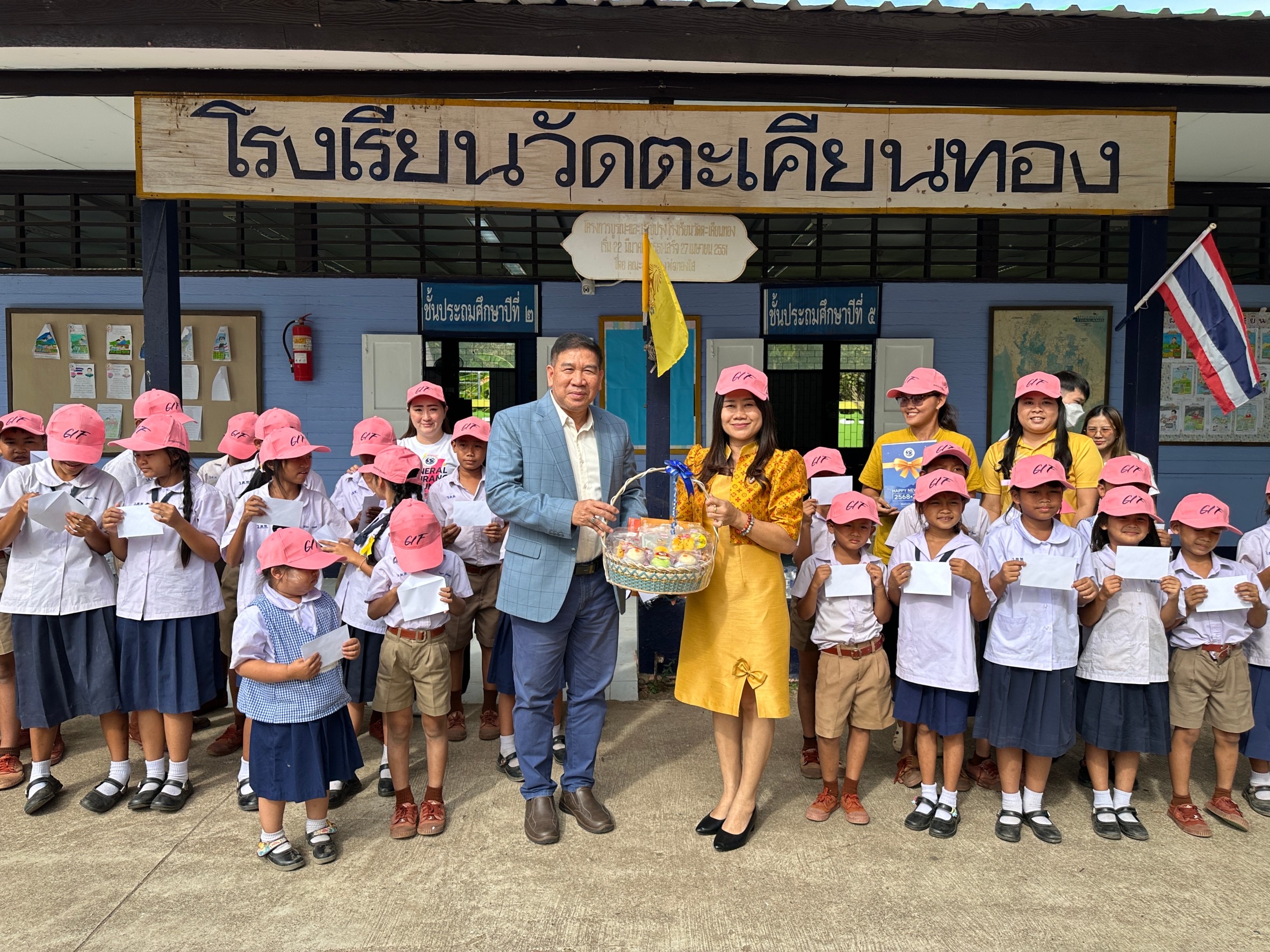 กองทุนประกันวินาศภัยส่งมอบของขวัญปีใหม่และมอบทุนการศึกษาแก่เด็กนักเรียน ณ โรงเรียนวัดตะเคียนทอง จังหวัดปราจีนบุรี ติดต่อกันเป็นปีที่ 2