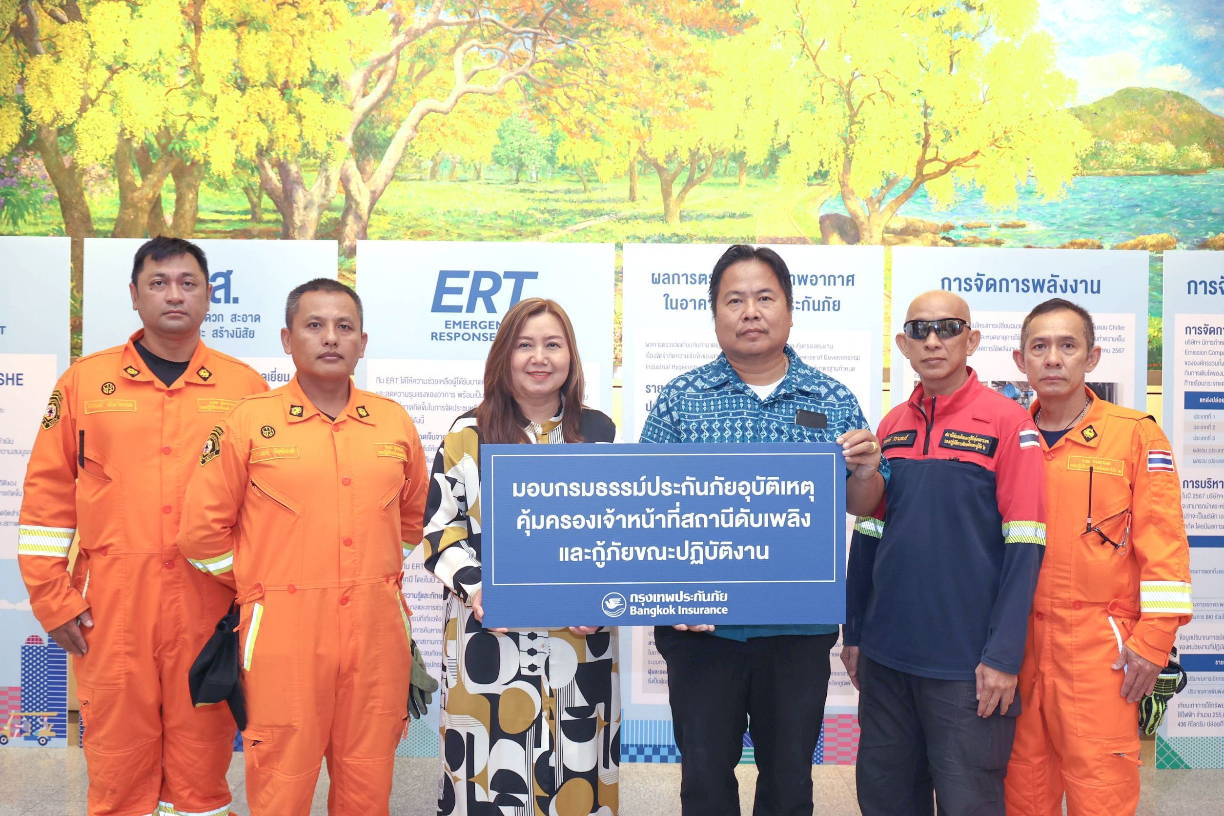 กรุงเทพประกันภัยมอบประกันภัยอุบัติเหตุคุ้มครองเจ้าหน้าที่สถานีดับเพลิงและกู้ภัยทุ่งมหาเมฆ