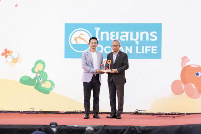 OCEAN LIFE ไทยสมุทรประกันชีวิต ร่วมสนับสนุนศักยภาพของบุคคลออทิสติกรับโล่ประกาศเกียรติคุณในงาน World Autism Awareness Day 2025
