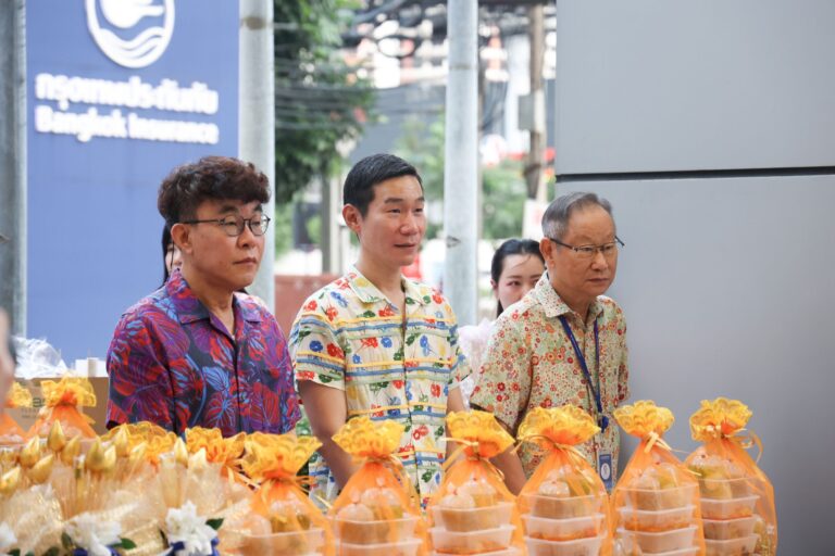 กรุงเทพประกันภัยจัดพิธีทำบุญในโอกาสครบรอบ 78 ปี พร้อมกับพิธีรดน้ำดำหัวขอพรจากผู้บริหาร เพื่อสืบสานประเพณีไทย
