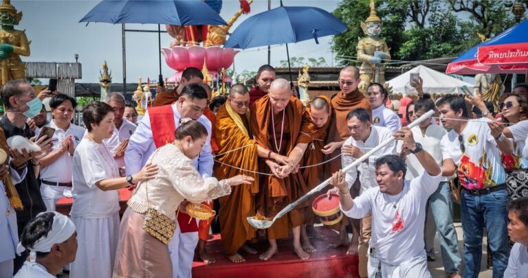 หลวงตาม้า วัดถ้ำเมืองนะ เมตตามาพร้อมคณะสงฆ์และคลื่นมหาชนร่วมพลังแห่งความศรัทธามากล้นเต็มลานพิธีบวงสรวงเททองหล่อ “องค์ท้าวเวสสุวรรณ” สูง 2.59 เมตร(วาระองค์แรก) บังเกิดอาทิตย์ทรงกลด