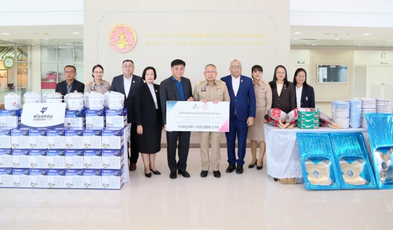 ฟอลคอนประกันภัย และพนักงาน ร่วมกับกระทรวงการพัฒนาสังคมและความมั่นคงของมนุษย์ (พม.) เร่งส่งมอบความช่วยเหลือดูแลกลุ่มเปราะบางที่ประสบอุทกภัยทั่วประเทศ
