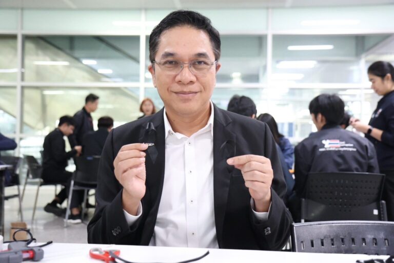 “รฟฟท.” เชิญชวนผู้โดยสาร และประชาชน ร่วมประดิษฐ์ริบบิ้นสีดำ ถวายความอาลัยแด่ “สมเด็จพระนางเจ้าสิริกิติ์ พระบรมราชินีนาถ พระบรมราชชนนีพันปีหลวง”