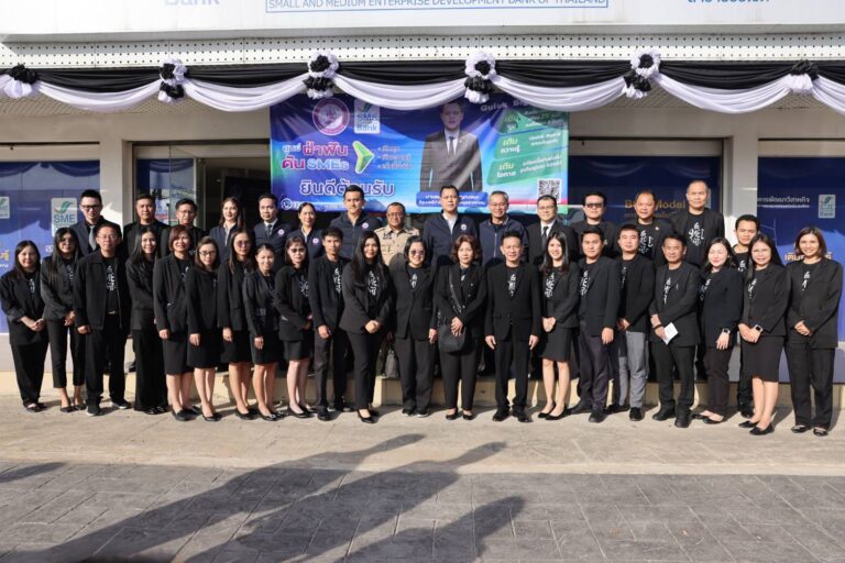 รมว.อุตฯ ตรวจเยี่ยม ‘ศูนย์ฝ่าฟัน ดัน SMEs’ ณ SME D Bank สาขาร้อยเอ็ด และมหาสารคาม ชื่นชมเป็นกลไกสำคัญช่วยเสริมแกร่งภาคธุรกิจด้วยบริการ ‘เติมทุน-เติมความรู้-แก้หนี้ยั่งยืน’