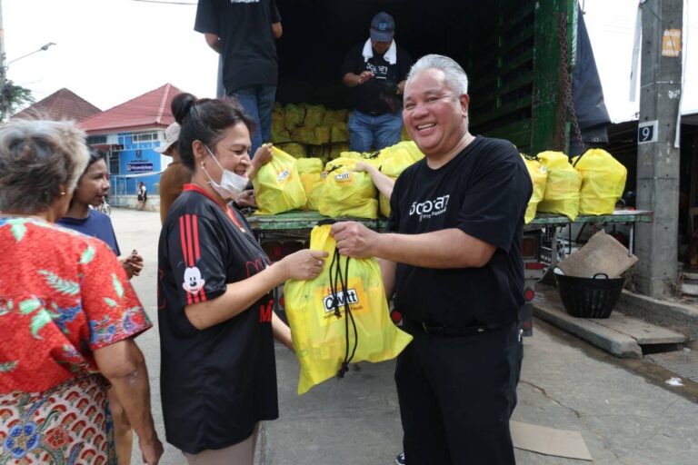 ผว.กคช. จับมือภาคเอกชน ลงพื้นที่หาดใหญ่มอบถุงปันสุข-น้ำดื่ม