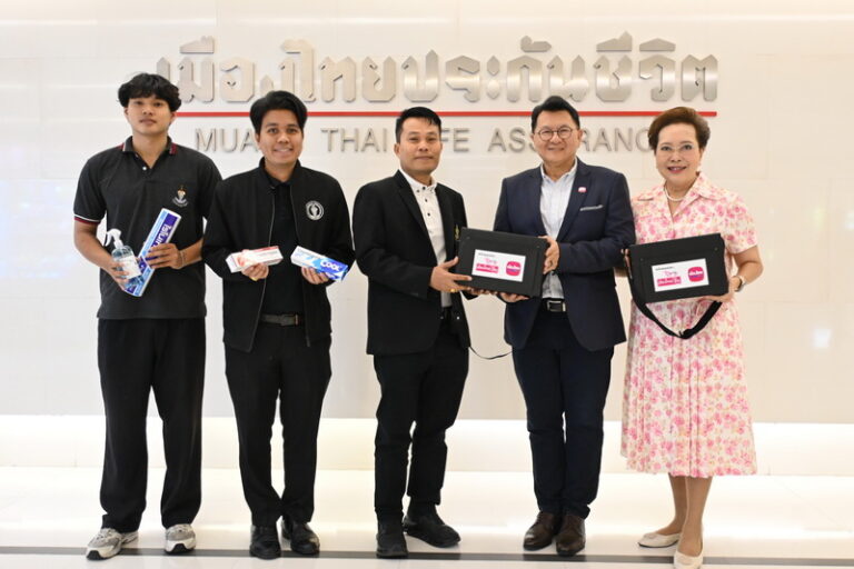 เมืองไทยประกันชีวิตและมูลนิธิเมืองไทยยิ้ม มอบกระเป๋าเวชภัณฑ์พร้อมอุปกรณ์ปฐมพยาบาลเบื้องต้นเพื่อบริการผู้มาใช้ลานกีฬาในชุมชนเขตห้วยขวาง