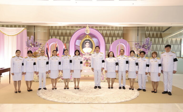 ออมสิน ทูลเกล้าฯ ถวายแจกันดอกไม้และลงนามถวายพระพรชัยมงคล เนื่องในโอกาสพระราชพิธีมหามงคลเฉลิมพระชนมพรรษา 4 รอบ สมเด็จพระนางเจ้าฯ พระบรมราชินี