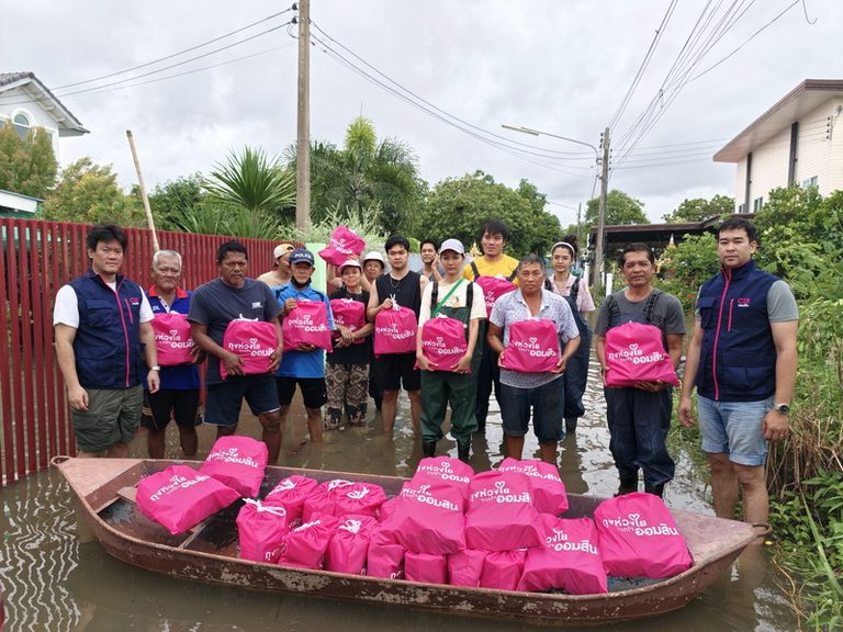ออมสิน ลุยพื้นที่น้ำท่วมส่ง “ถุงออมสินห่วงใย” ถึงมือผู้ประสบภัยน้ำท่วม กทม.-ปริมณฑล