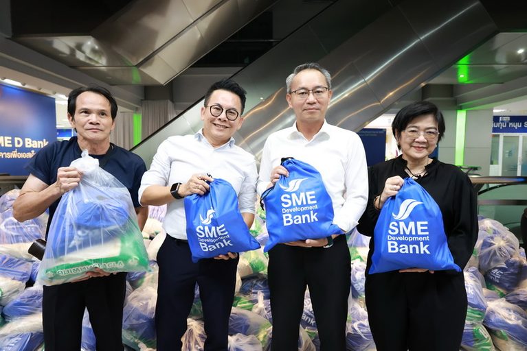 SME D Bank ช่วยต่อเนื่อง รวมพลังบรรจุ “ถุงน้ำใจ”  นำไปช่วยเหลือผู้ประสบภัยน้ำท่วม