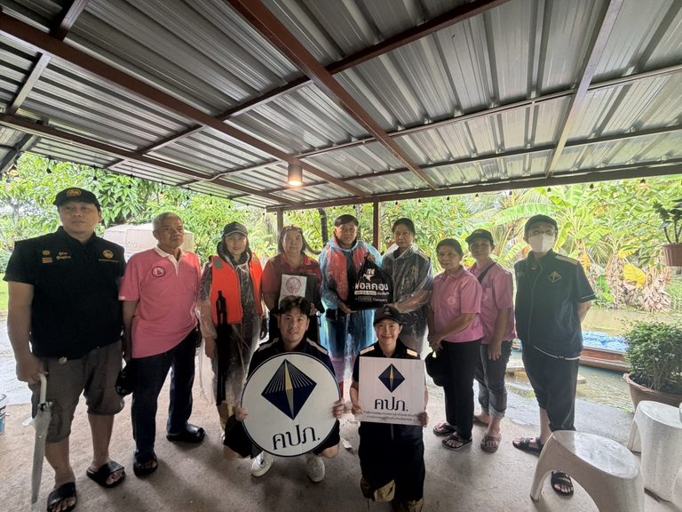 ฟอลคอนประกันภัย ร่วมกับ คปภ. ภาค 7 (นครปฐม) และศูนย์คุ้มครองและเสริมสร้างคุณภาพชีวิตจังหวัดราชบุรี (ศคส.รบ.) ลงพื้นที่เร่งช่วยเหลือผู้ประสบภัยน้ำท่วม อ.ดำเนินสะดวก จ.ราชบุรี ตอกย้ำความมุ่งมั่นขององค์กรตามแนวทาง “Wherever disaster strikes, we go where help is needed”